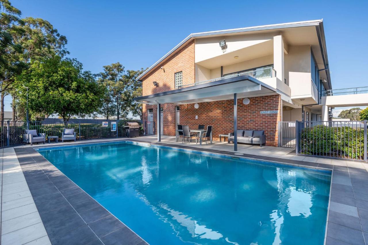 ווינדזור Hawkesbury Race Club Motel מראה חיצוני תמונה A swimming pool in Australia