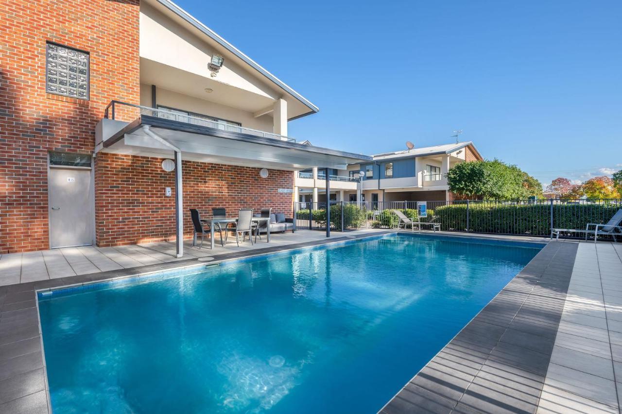 ווינדזור Hawkesbury Race Club Motel מראה חיצוני תמונה A pool in a residential area