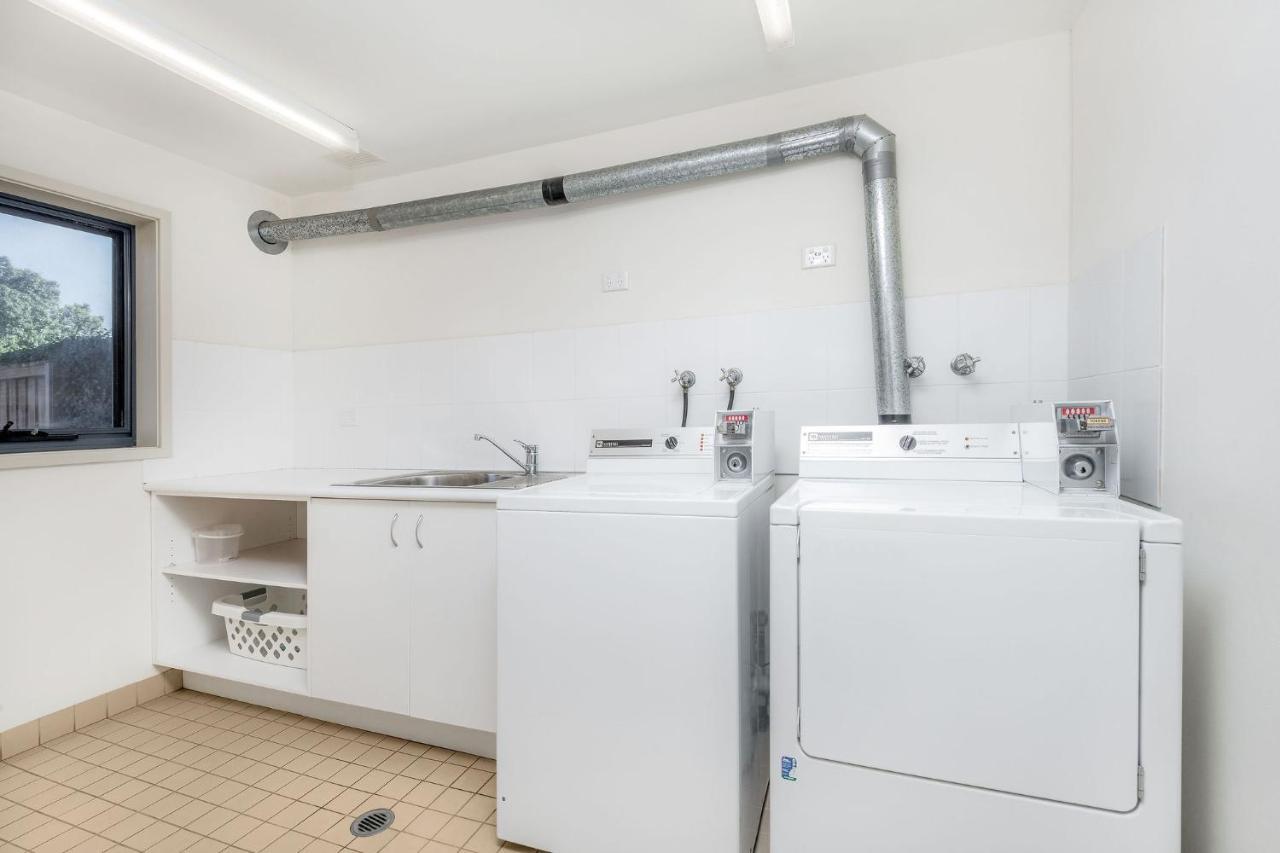 ווינדזור Hawkesbury Race Club Motel מראה חיצוני תמונה A laundry room with a washing machine and a dryer