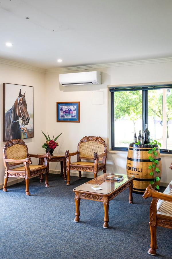 ווינדזור Hawkesbury Race Club Motel מראה חיצוני תמונה The interior of the visitor's centre at the Barossa Valley wine region