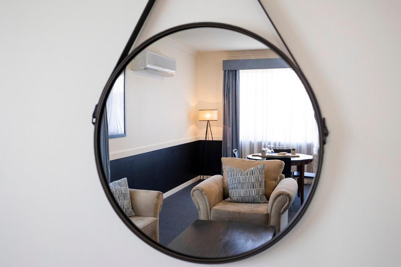ווינדזור Hawkesbury Race Club Motel מראה חיצוני תמונה A convex mirror