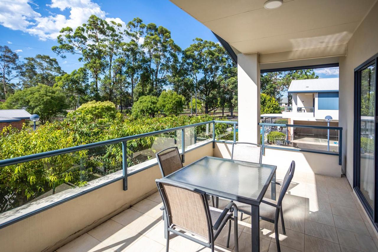 ווינדזור Hawkesbury Race Club Motel מראה חיצוני תמונה A balcony