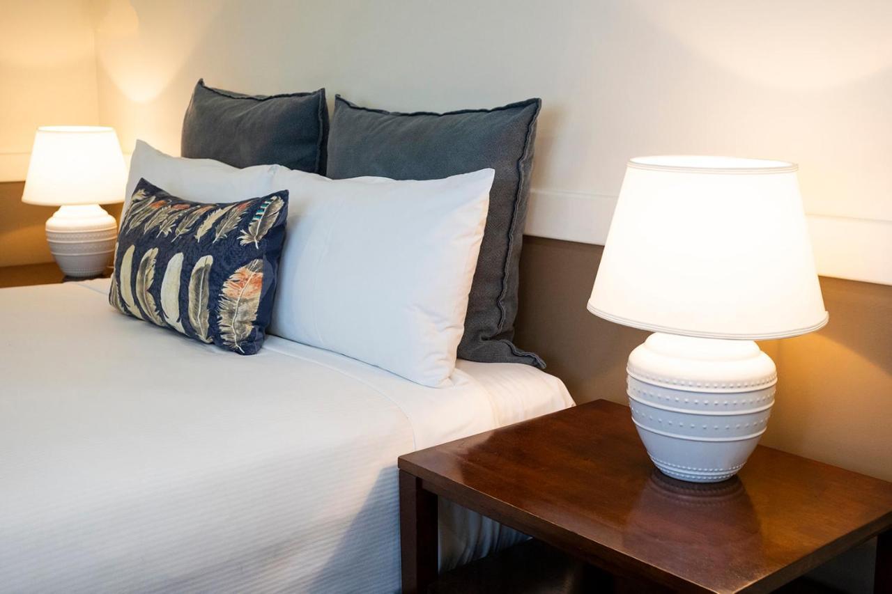 ווינדזור Hawkesbury Race Club Motel מראה חיצוני תמונה A bed with pillows