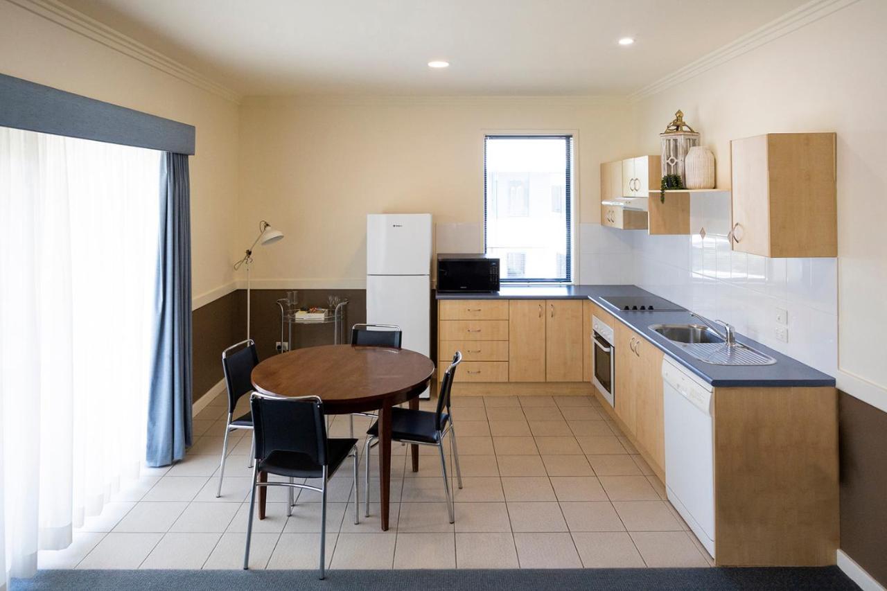 ווינדזור Hawkesbury Race Club Motel מראה חיצוני תמונה A typical kitchen in a student apartment