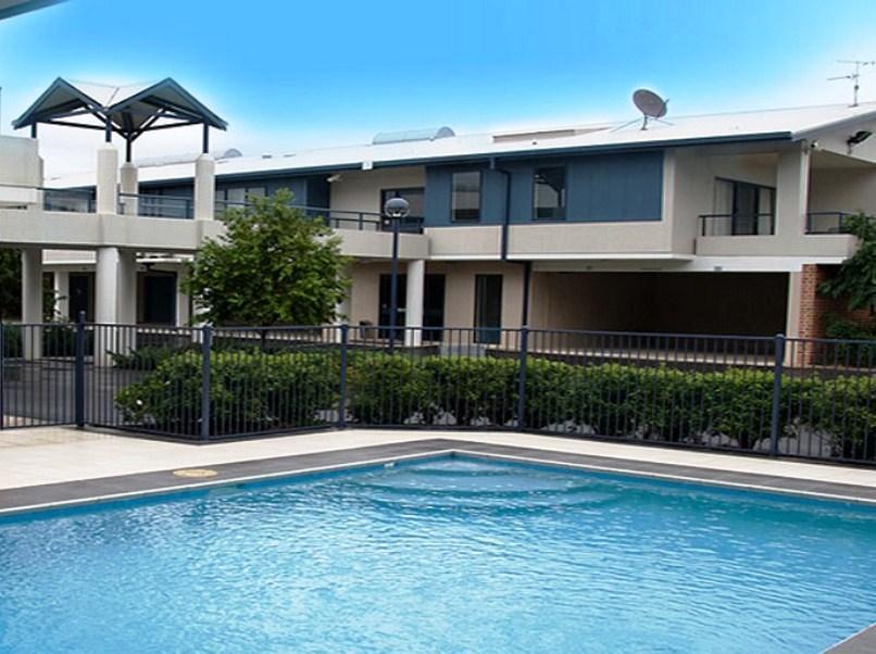 ווינדזור Hawkesbury Race Club Motel מראה חיצוני תמונה A pool at a townhouse complex in Australia